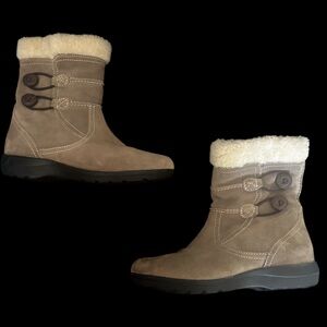 Clarks Beige Suede Faux Fur Side Zipper Buttons Flat Boots Size 7.5 M Women’s